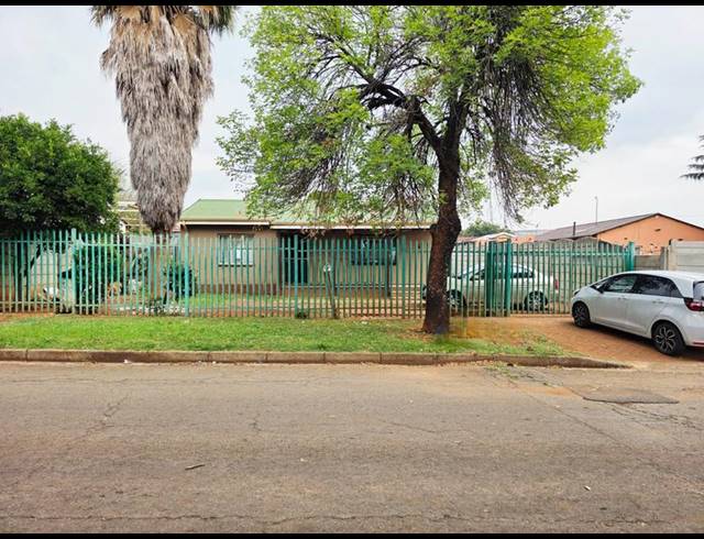 10 BEDROOM HOUSE FOR SALE IN KLOPPERPARK